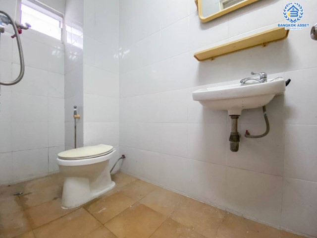 *****อาคารพาณิชย์มือสอง 5 ชั้น !! ติดถนนราชพฤกษ์ เนื้อที่ 18.1 ตร.ว. พร้อมฟังก์ชัน 5 ห้องนอน 4 ห้องน้ำ 1 ที่จอดรถ บนพื้นที่ใช้สอยกว่า 250 ตร.ม. จะอยู่อาศัยหรือปรับเปลี่ยนเป็น Home Office ได้ทุกรูปแบบ บนทำเลที่เชื่อมต่อถนนราชพฤกษ์, ถนนนครอินทร์  รีบจองเลย!!